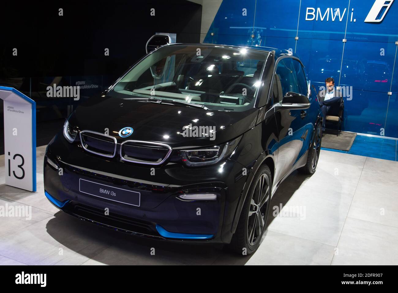 BMW nuova I3S durante il Salone dell'automobile di Parigi 2018, conosciuto come Mondial de l'Automobile, si è tenuto presso il centro esposizioni Porte de Versailles a Parigi, Francia, il 2 ottobre 2018. Foto di Nicolas Genin/ABACAPRESS.COM Foto Stock