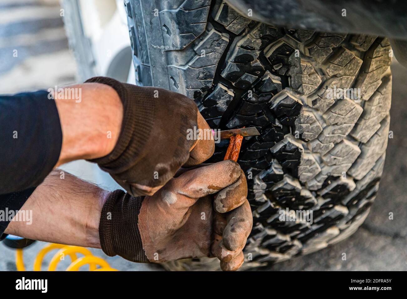 Riparazione pneumatici stile spedizione sulla Via della Seta a Murghab, Tagikistan Foto Stock