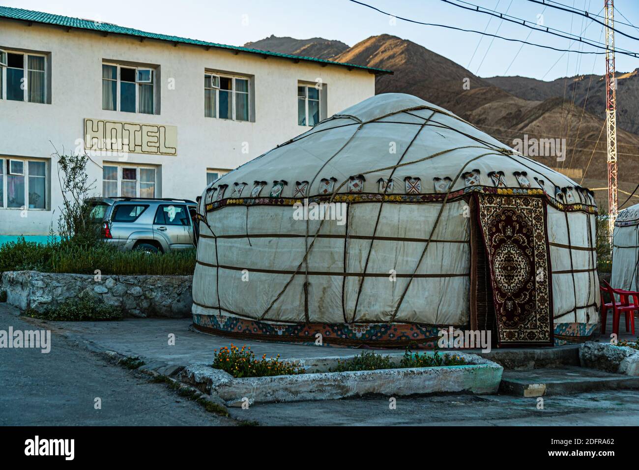 Yurta di fronte ad un hotel a Murghab, Tagikistan Foto Stock