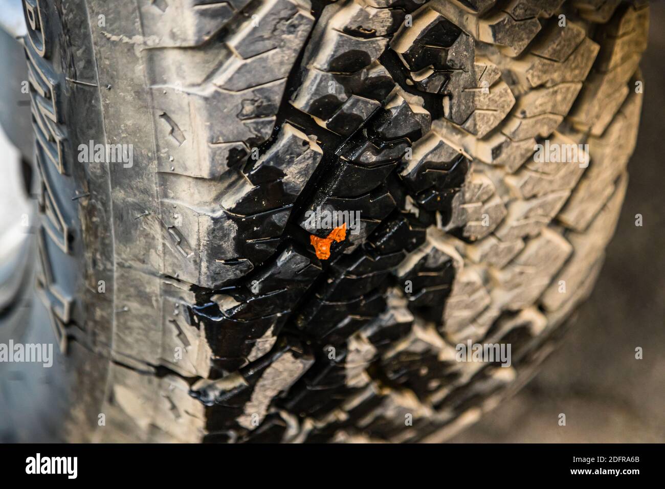 Riparazione pneumatici stile spedizione sulla Via della Seta a Murghab, Tagikistan Foto Stock
