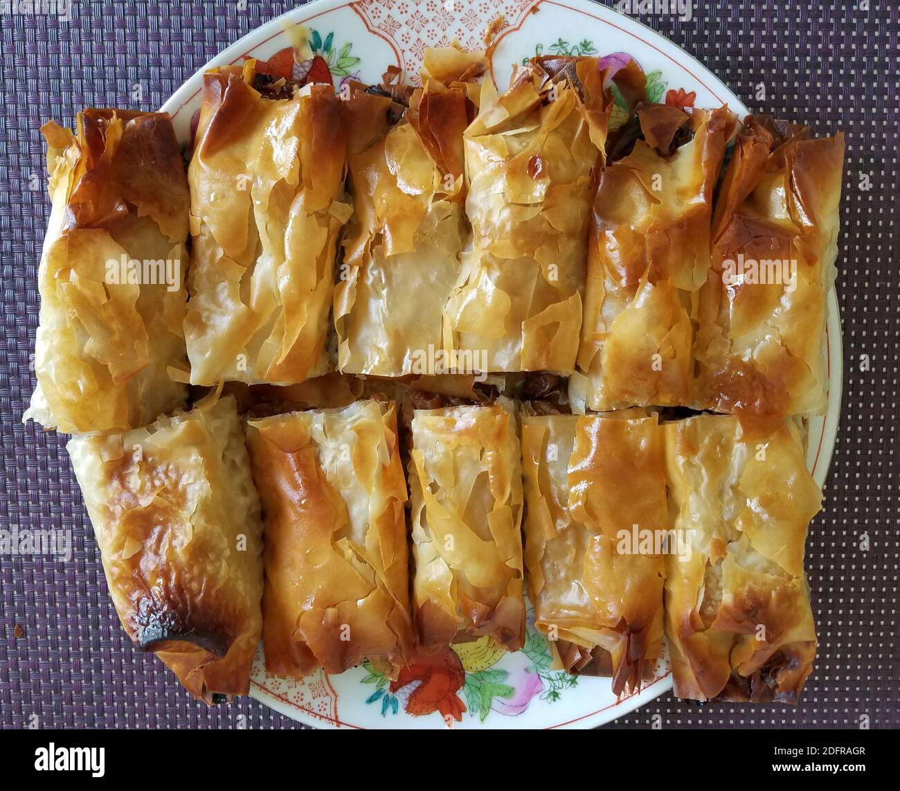 Strudel di mele tradizionale fatto in casa, fresco dal forno, su un vassoio Foto Stock