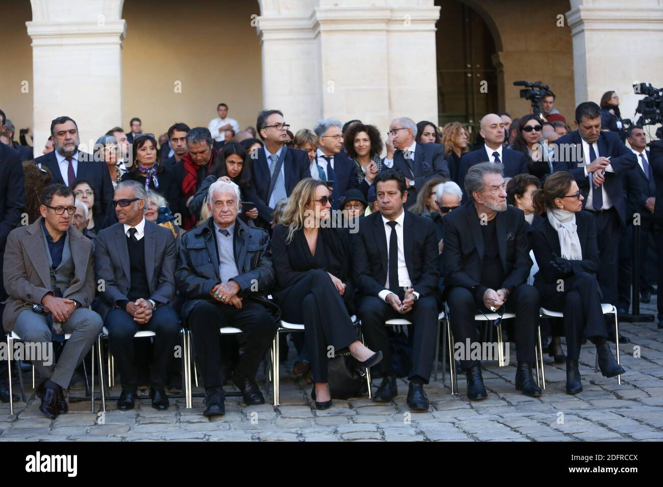 Dany Boon, Paul et Jean Paul Belmondo, Charles Gerard, Laurent Gerra, Eddy Mitchell durante la cerimonia di tributo nazionale per onorare il cantante armeno-francese Charles Aznavour, una delle star più famose della Francia, morto a 94 anni, nel cortile dell'Hotel National des Invalides a Parigi, Francia, il 5 ottobre 2018. Foto di Hamilton/pool/ABACAPRESS.COM Foto Stock