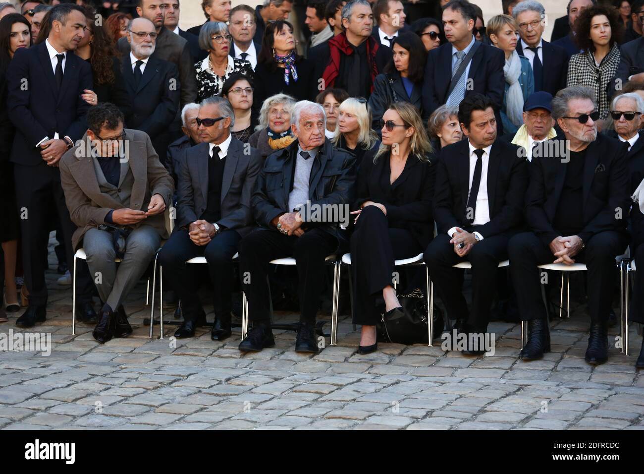 Dany Boon, Paul et Jean Paul Belmondo, Charles Gerard, Laurent Gerra, Eddy Mitchell durante la cerimonia di tributo nazionale per onorare il cantante armeno-francese Charles Aznavour, una delle star più famose della Francia, morto a 94 anni, nel cortile dell'Hotel National des Invalides a Parigi, Francia, il 5 ottobre 2018. Foto di Hamilton/pool/ABACAPRESS.COM Foto Stock