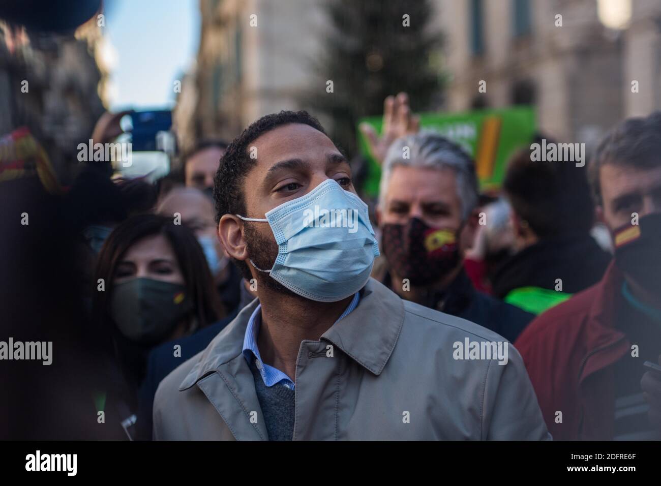 Il vice, Ignacio Garriga, è visto durante la cerimonia.Santiago Abascal, il presidente del partito di estrema destra spagnolo, VOX, ha visitato Barcellona ed è stato ricevuto da circa 200 persone, ha letto un manifesto e gli articoli della Costituzione, che secondo il partito sono minacciati dal governo attuale. Gruppi antifascisti sono andati nella piazza dell'evento per dimostrare contro VOX, ma la polizia ha impedito loro di passare. Foto Stock