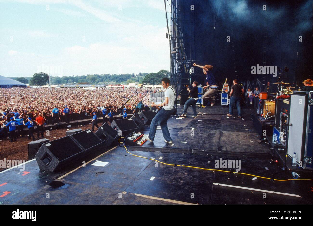 Cento motivi per giocare il Reading Festival 2002, Reading , Berkshire, Inghilterra, Regno Unito. Foto Stock