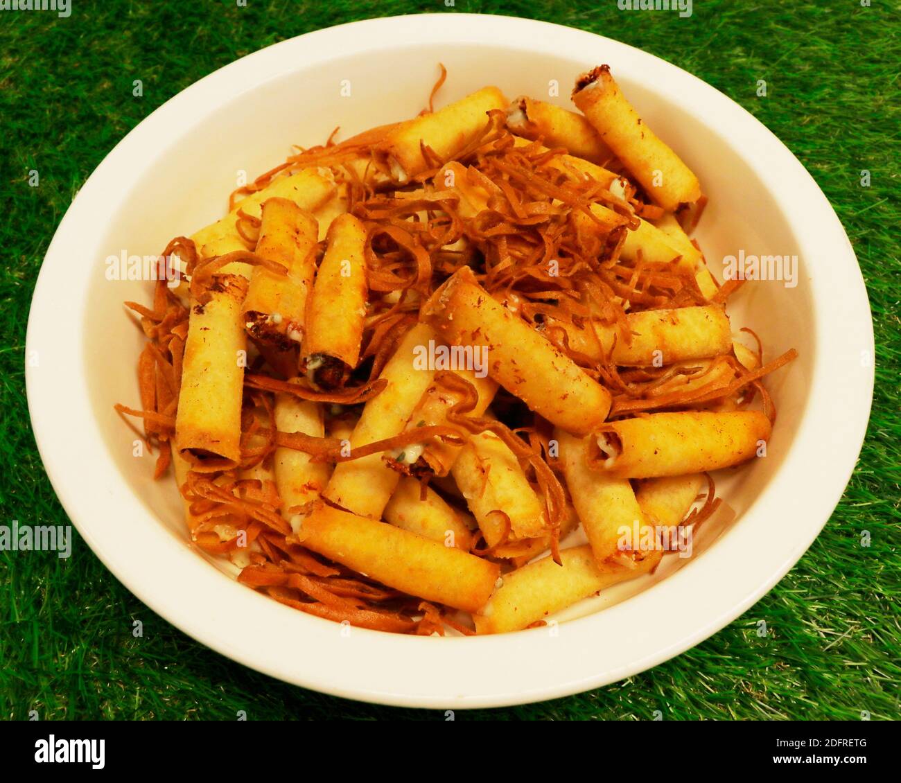 Dolci libanesi, panini croccanti fritti in una ciotola Foto Stock