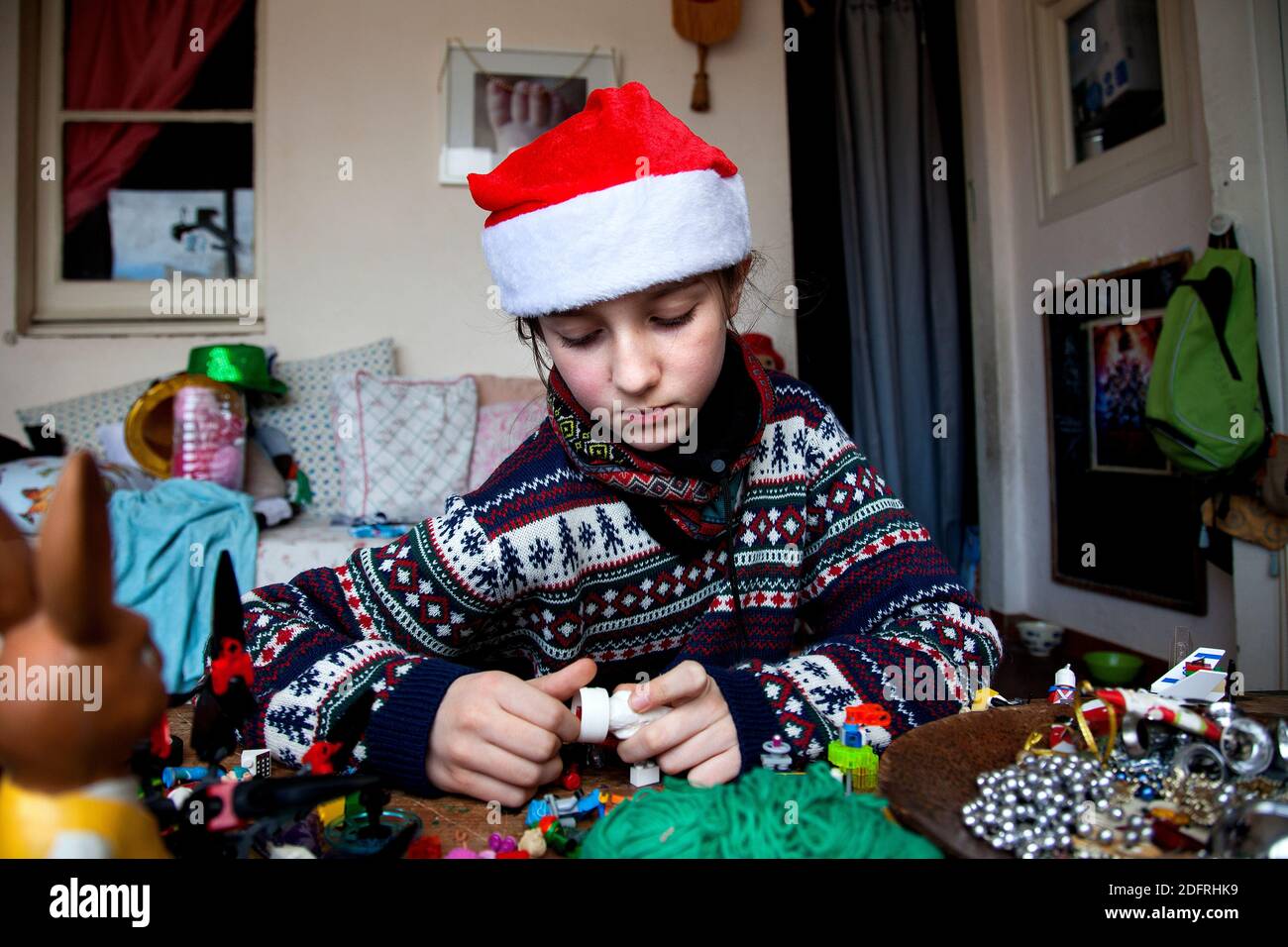ragazzo di 11 anni che si allaccia con il lego a casa. Foto Stock