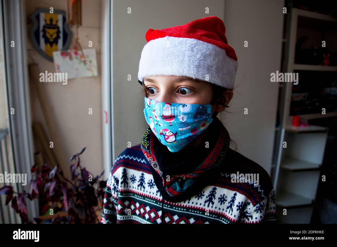 Ragazzo di 11 anni con maschera e cappello di Natale, Barcellona, Spagna. Foto Stock