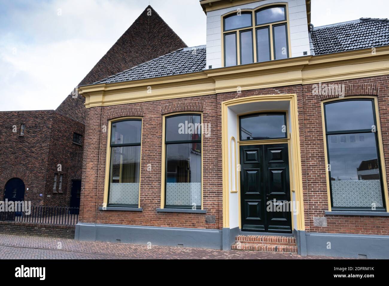 Riformata chiesa di Appingedam con la canonica adiacente, la canonica risale al 1879 e ha caratteristiche neoclassiche Foto Stock