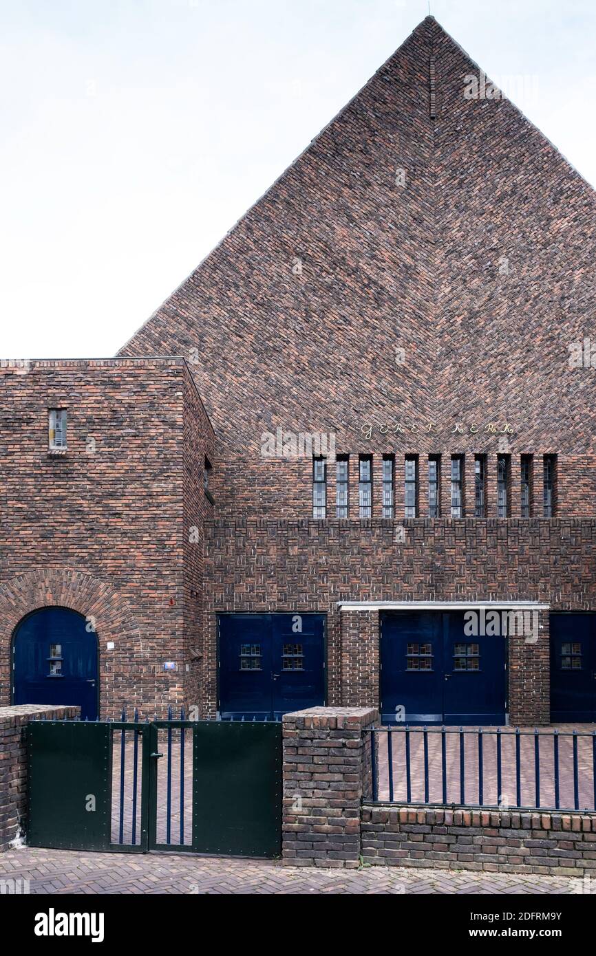 La chiesa riformata situata sulla Damsterdiep ad Appingedam, Paesi Bassi, è un edificio della chiesa costruito nel 1927 Foto Stock