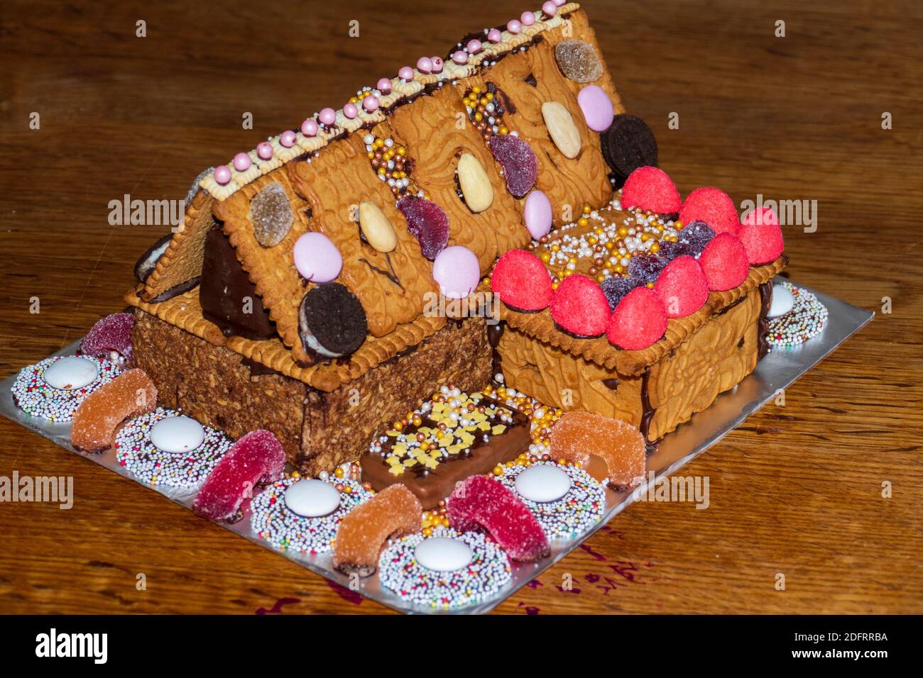 Knusperhäuschen aus Lebkuchen, Keksen, Spekulatius und Süßigkeiten Foto Stock
