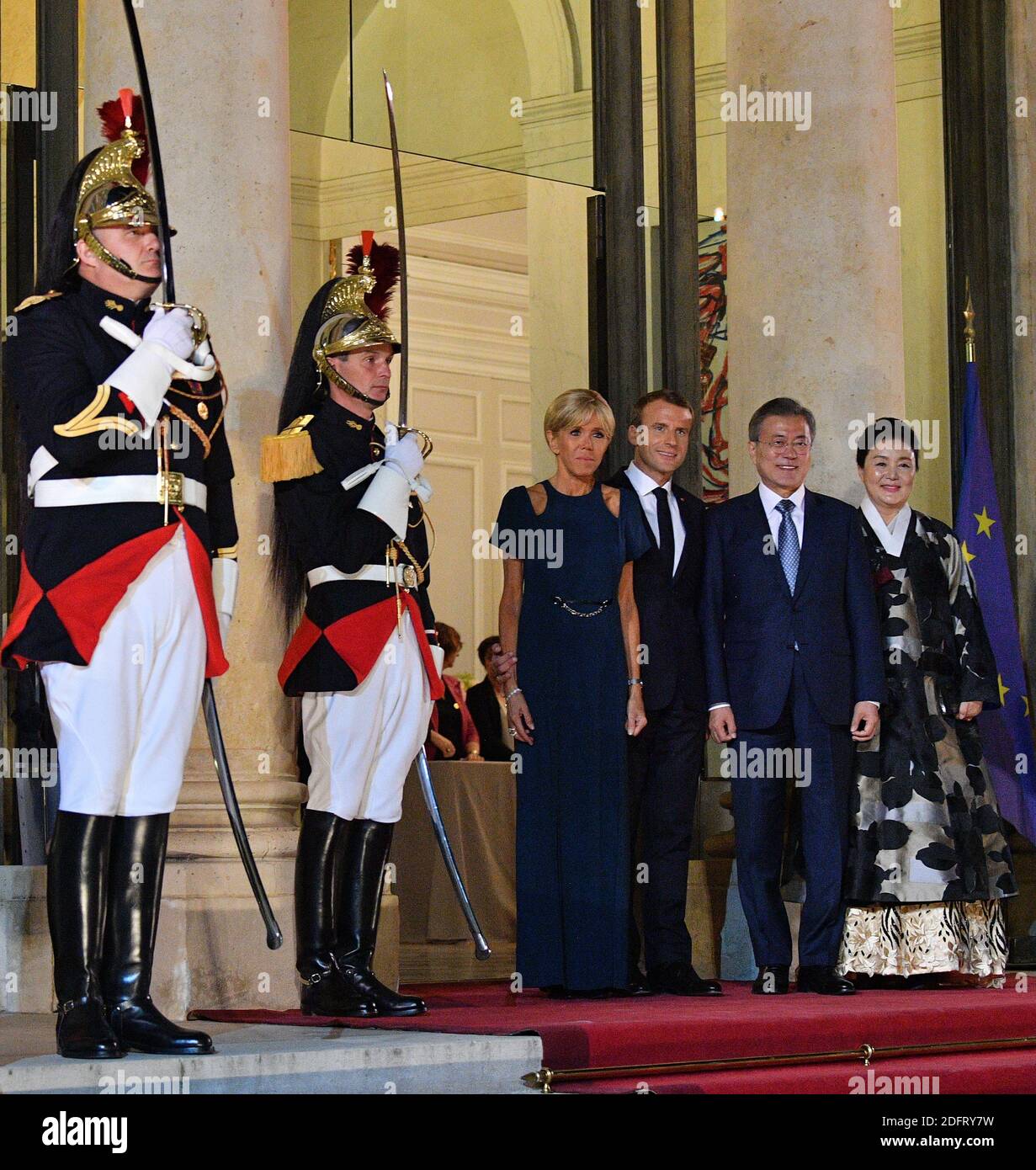 Il presidente francese Emmanuel Macron e sua moglie Brigitte Macron accolgono il presidente sudcoreano Moon Jae-in e sua moglie Kim Jung-sook al loro arrivo per una cena di stato al Palazzo presidenziale Elysee a Parigi il 15 ottobre 2018. Foto di Christian Liegi/ABACAPRESS.COM Foto Stock