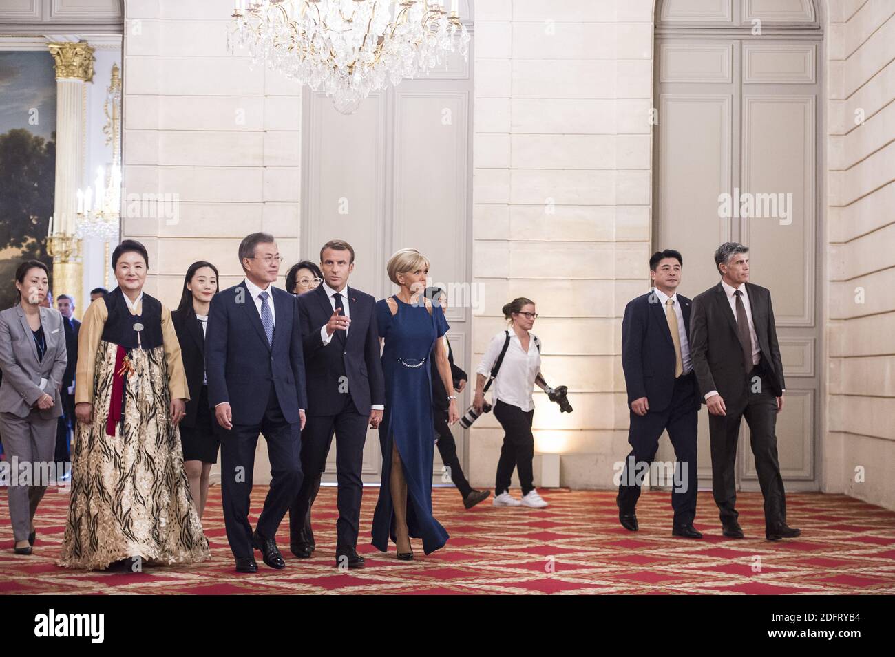 Il presidente francese Emmanuel Macron , sua moglie Brigitte Macron, il presidente sudcoreano Moon Jae-in e sua moglie Kim Jung-sook arrivano per una cena di stato al palazzo presidenziale Elysee a Parigi il 15 ottobre 2018. Foto di Eliot Blondt/ABACAPRESS.COM Foto Stock