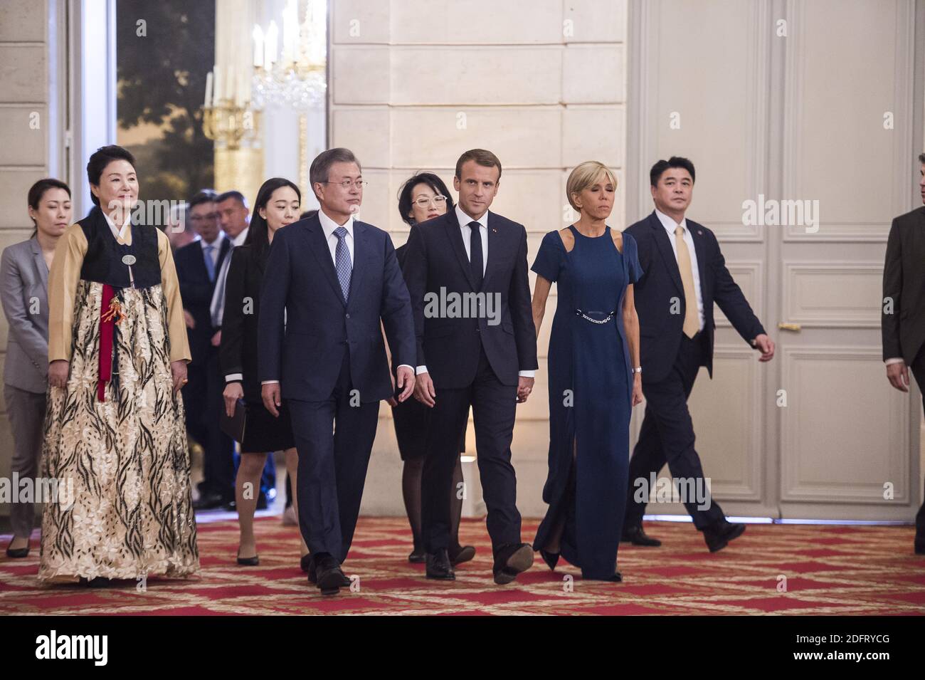 Il presidente francese Emmanuel Macron , sua moglie Brigitte Macron, il presidente sudcoreano Moon Jae-in e sua moglie Kim Jung-sook arrivano per una cena di stato al palazzo presidenziale Elysee a Parigi il 15 ottobre 2018. Foto di Eliot Blondt/ABACAPRESS.COM Foto Stock
