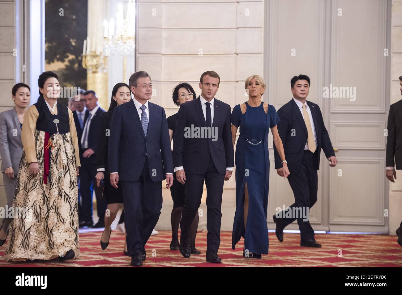 Il presidente francese Emmanuel Macron , sua moglie Brigitte Macron, il presidente sudcoreano Moon Jae-in e sua moglie Kim Jung-sook arrivano per una cena di stato al palazzo presidenziale Elysee a Parigi il 15 ottobre 2018. Foto di Eliot Blondt/ABACAPRESS.COM Foto Stock