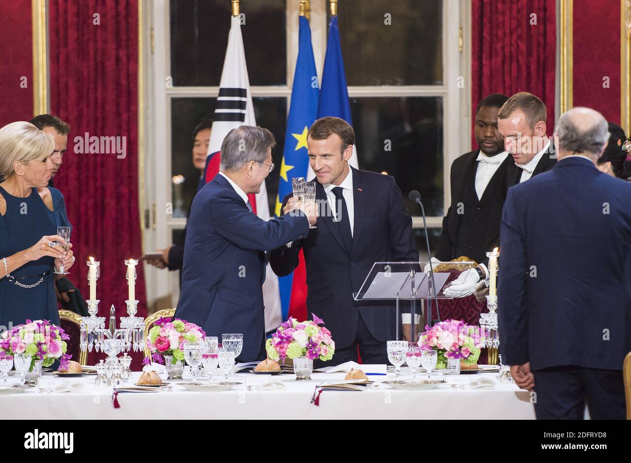 Il presidente francese Emmanuel Macron , sua moglie Brigitte Macron, il presidente sudcoreano Moon Jae-in e sua moglie Kim Jung-sook durante una cena di stato al Palazzo Presidenziale Elysee a Parigi il 15 ottobre 2018. Foto di Eliot Blondt/ABACAPRESS.COM Foto Stock