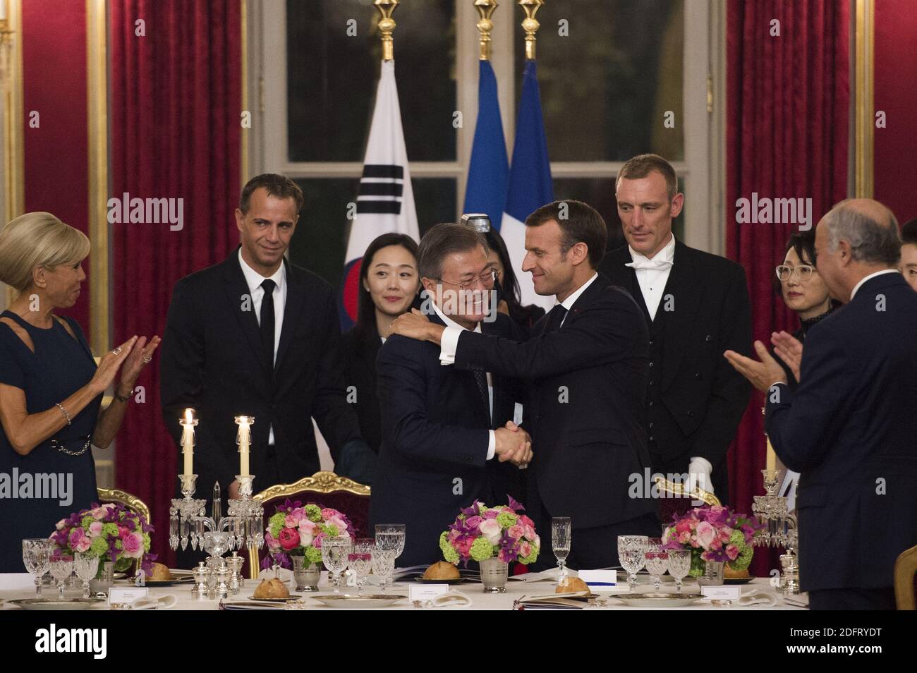 Il presidente francese Emmanuel Macron , sua moglie Brigitte Macron, il presidente sudcoreano Moon Jae-in e sua moglie Kim Jung-sook durante una cena di stato al Palazzo Presidenziale Elysee a Parigi il 15 ottobre 2018. Foto di Eliot Blondt/ABACAPRESS.COM Foto Stock