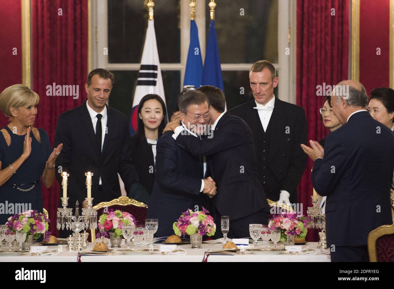 Il presidente francese Emmanuel Macron , sua moglie Brigitte Macron, il presidente sudcoreano Moon Jae-in e sua moglie Kim Jung-sook durante una cena di stato al Palazzo Presidenziale Elysee a Parigi il 15 ottobre 2018. Foto di Eliot Blondt/ABACAPRESS.COM Foto Stock