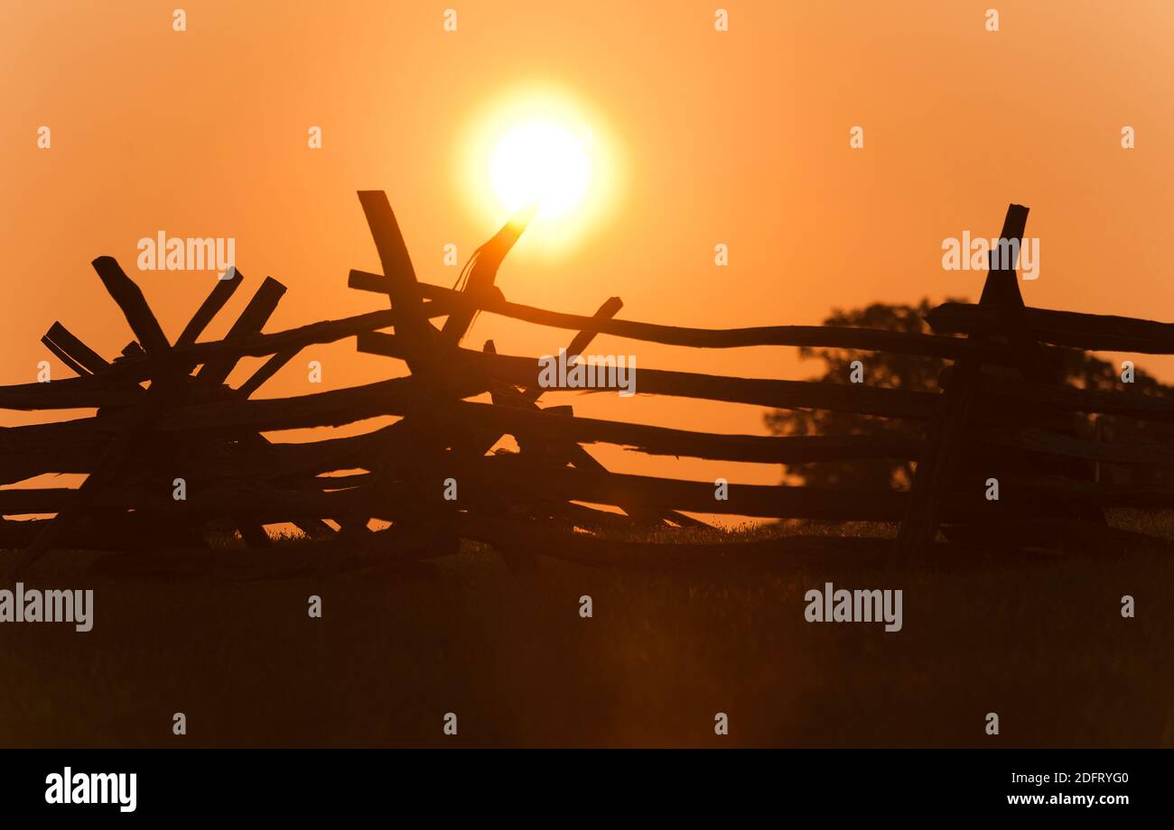 Sorge il sole su una recinzione da guerra civile a Henry Hill, Manassas National Battlefield. Foto Stock