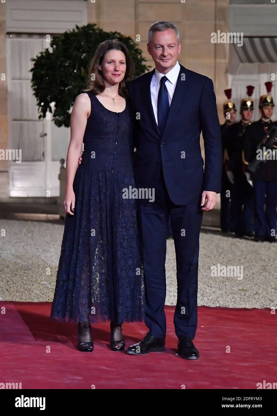 Il Ministro dell'Economia e delle Finanze Bruno le Maire e sua moglie Pauline Doussau de Bazignan visto di fronte al Presidente francese dà il benvenuto al Presidente della Repubblica di Corea del Sud e a sua moglie in una cena di Stato a Palais de l'Elysee, Parigi, Francia il 15 ottobre 2018. Foto di Christian Liegi/ABACAPRESS.COM Foto Stock