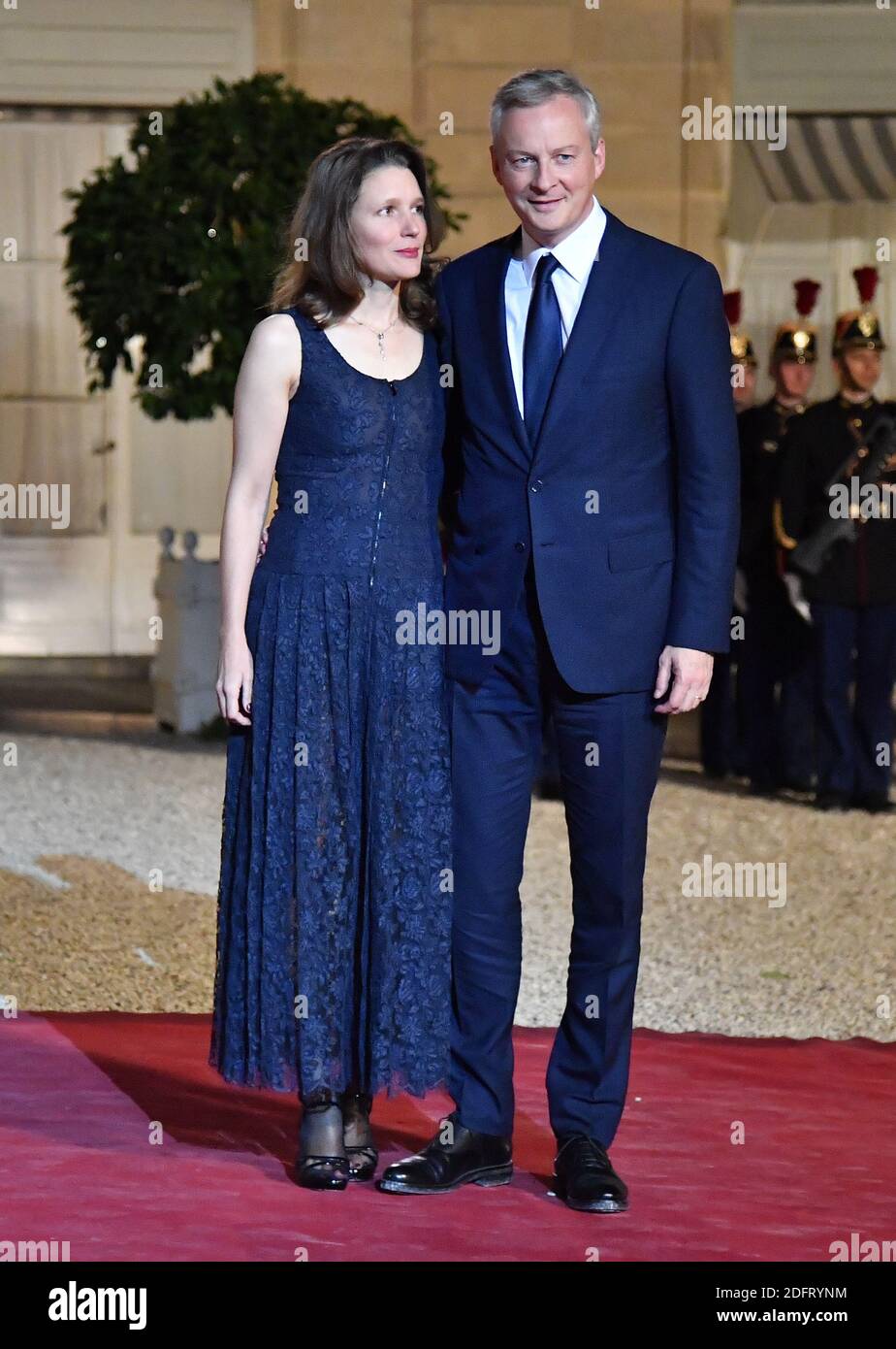 Il Ministro dell'Economia e delle Finanze Bruno le Maire e sua moglie Pauline Doussau de Bazignan visto di fronte al Presidente francese dà il benvenuto al Presidente della Repubblica di Corea del Sud e a sua moglie in una cena di Stato a Palais de l'Elysee, Parigi, Francia il 15 ottobre 2018. Foto di Christian Liegi/ABACAPRESS.COM Foto Stock