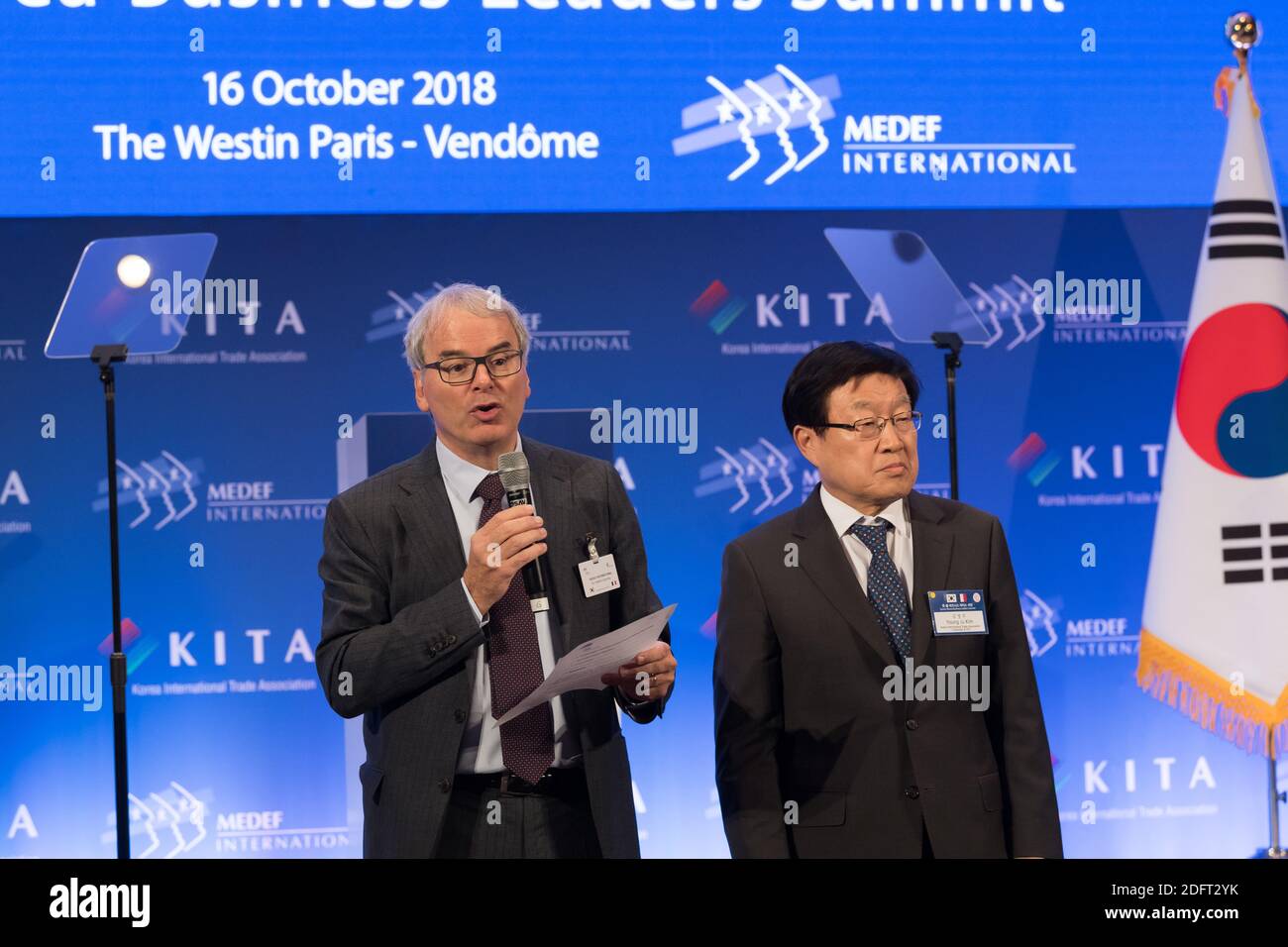 Frederic Sanchez e Jung Ju Kim hanno tenuto un vertice tra i leader economici della Francia e della Corea a Parigi, in Francia, il 16 ottobre 2018. Foto di Jacques Witt/piscina/ABACAPRESS.COM Foto Stock