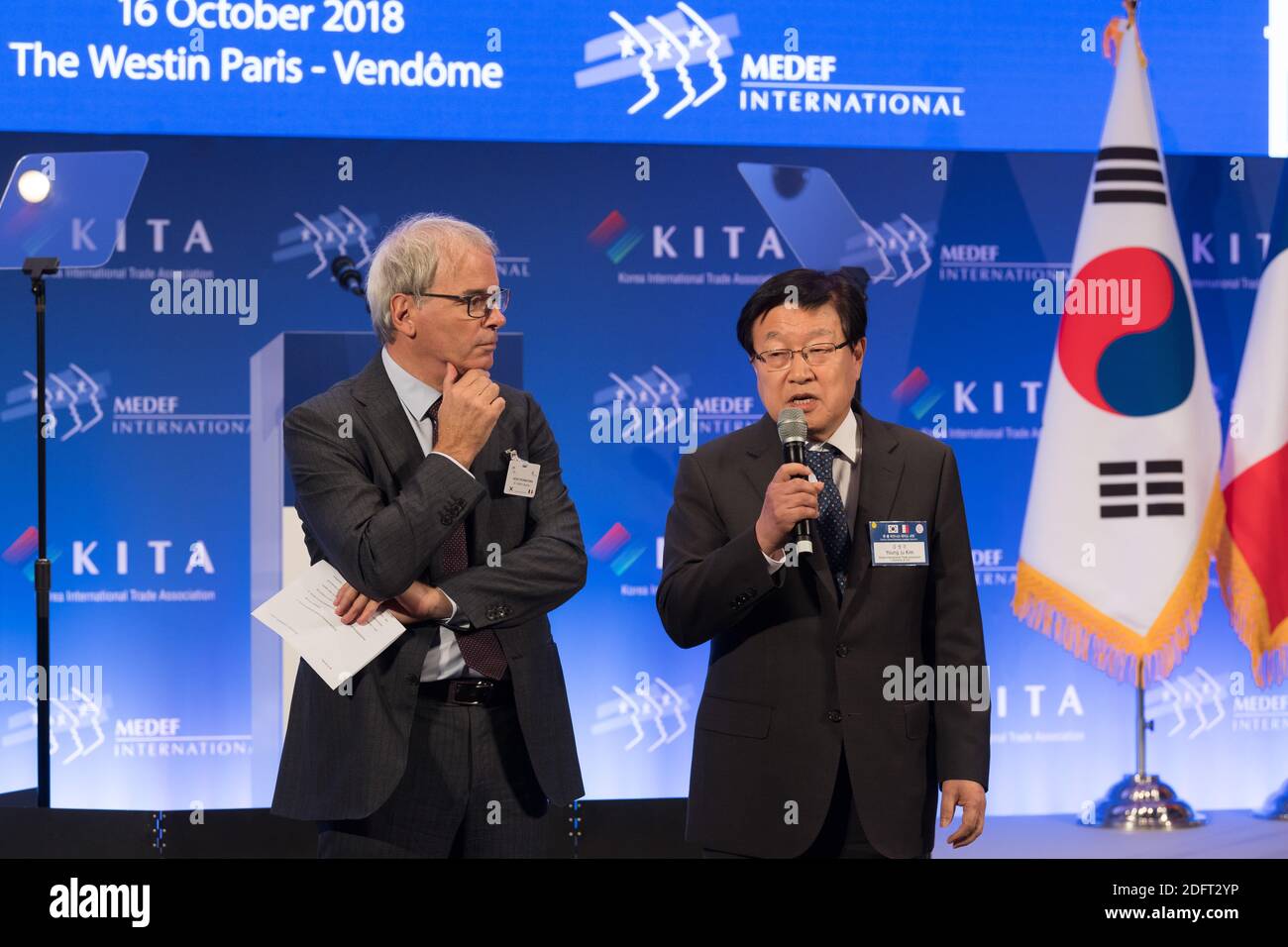 Frederic Sanchez e Jung Ju Kim hanno tenuto un vertice tra i leader economici della Francia e della Corea a Parigi, in Francia, il 16 ottobre 2018. Foto di Jacques Witt/piscina/ABACAPRESS.COM Foto Stock