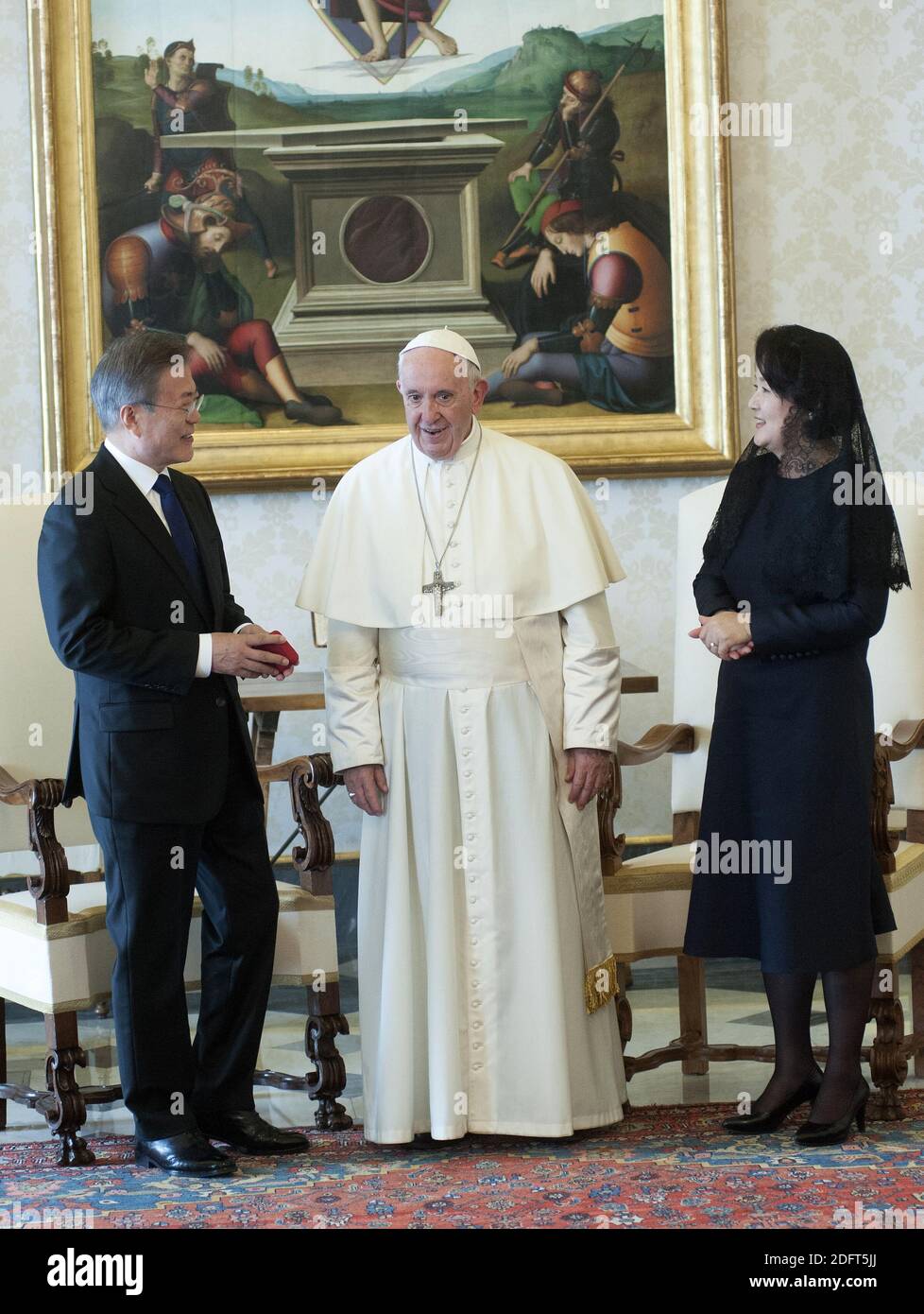 Papa Francesco incontra il presidente sudcoreano Moon Jae-in e sua moglie Kim Jung-sook durante un'udienza privata in Vaticano il 18 ottobre 2018. Foto di ABACAPRESS.COM Foto Stock