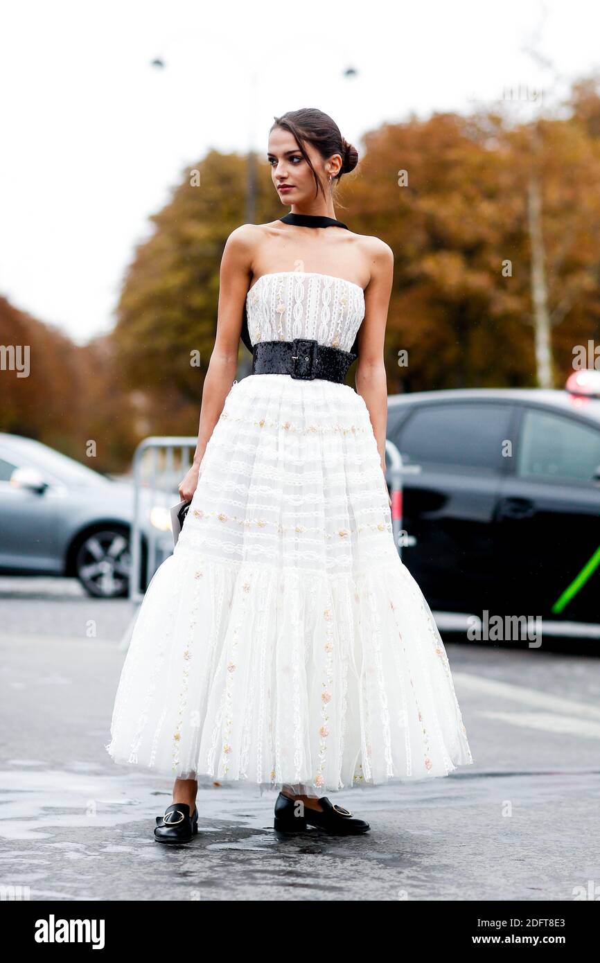 Street Style, Gabrielle Caunesil in arrivo a Chanel primavera estate 2019  spettacolo di ready-to-wear, tenuto al Grand Palais, a Parigi, Francia, il  2 ottobre 2018. Foto di Marie-Paola Bertrand-Hillion/ABACAPRESS.COM Foto  stock -