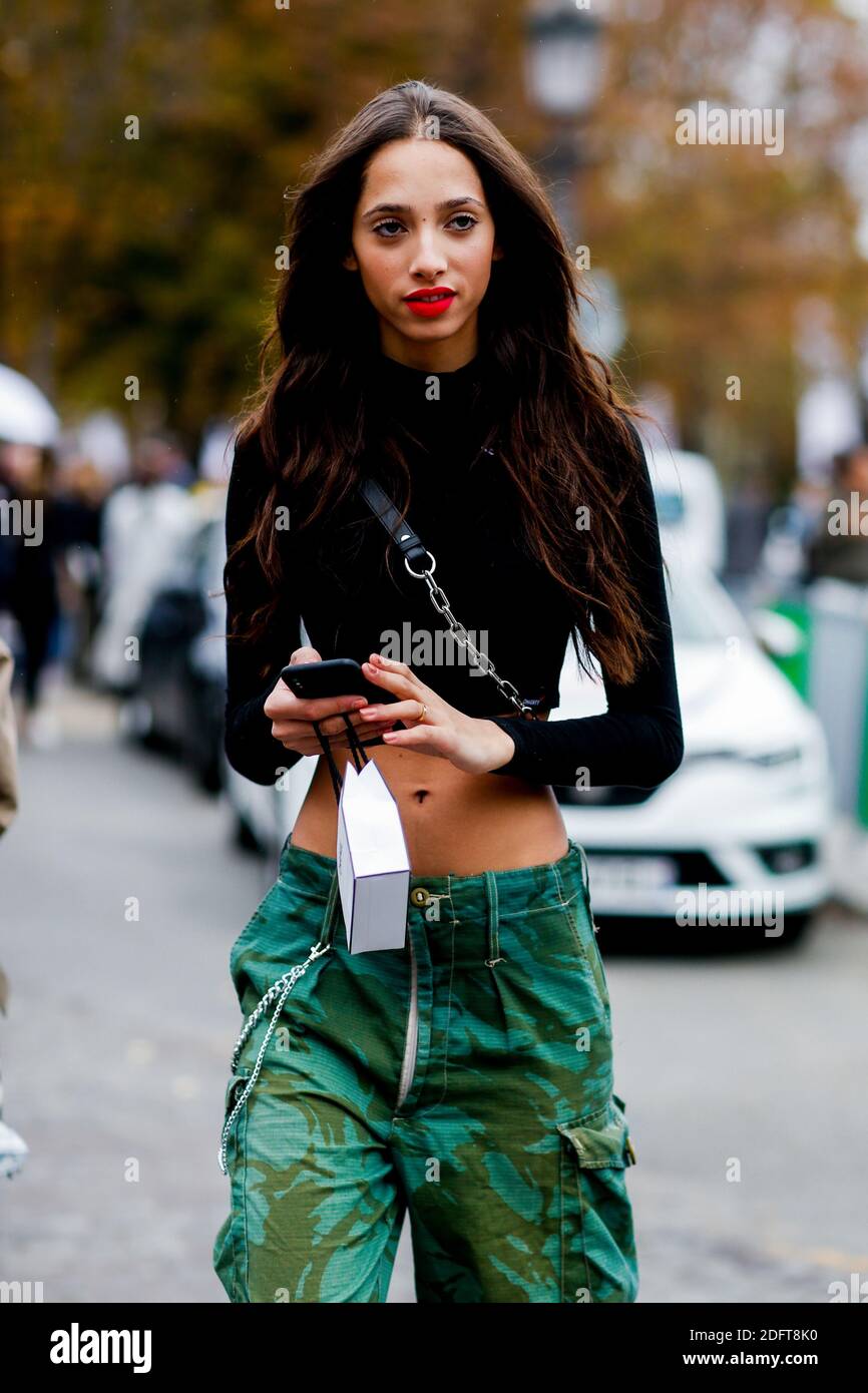 Street Style, modello Yasmin Wijnaldum dopo Chanel primavera estate 2019 spettacolo di ready-to-wear, tenuto al Grand Palais, a Parigi, Francia, il 2 ottobre 2018. Foto di Marie-Paola Bertrand-Hillion/ABACAPRESS.COM Foto Stock