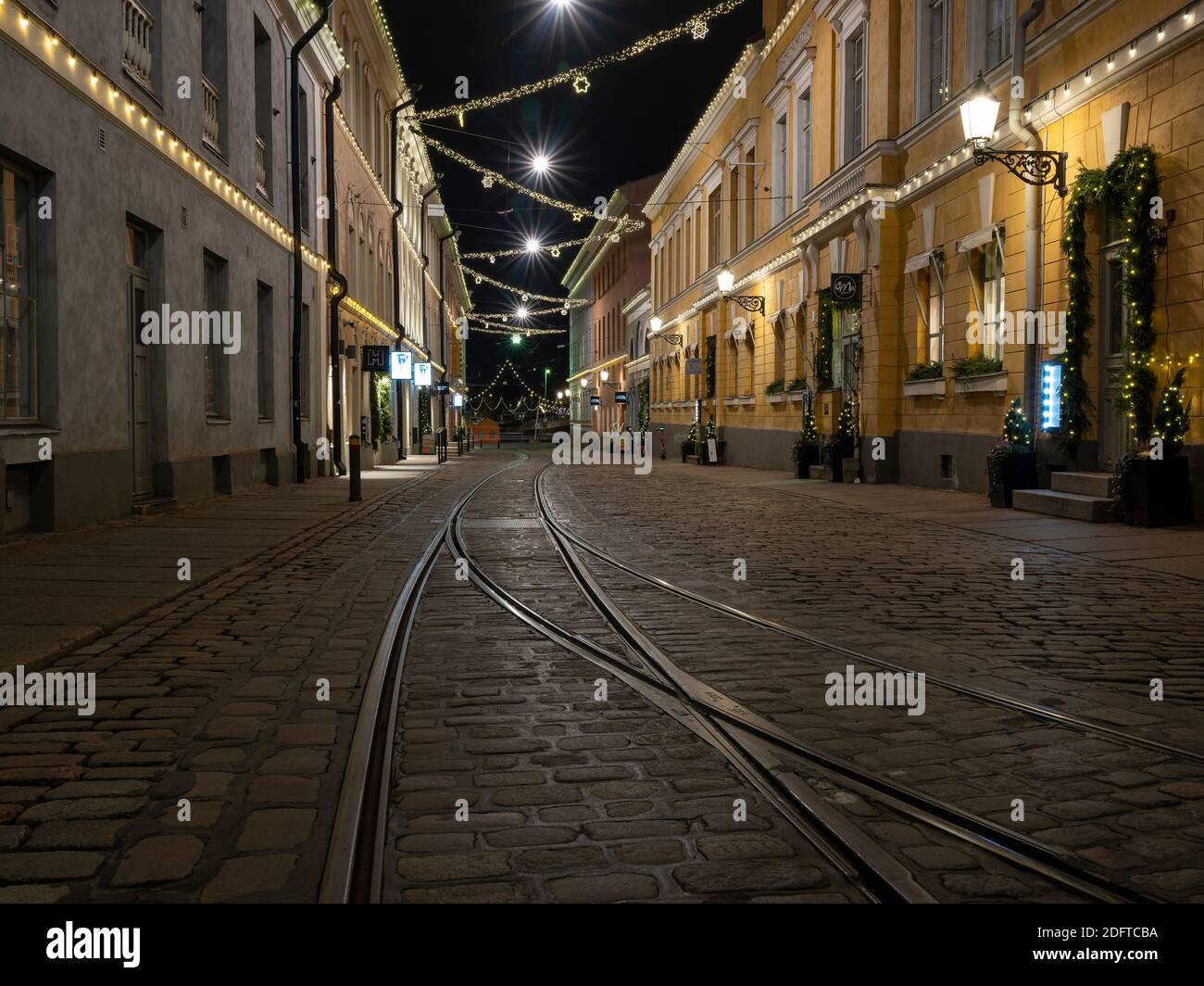 Helsinki / Finlandia - 6 dicembre 2020: Le strade della capitale erano vuote durante il giorno dell'indipendenza della Finlandia a causa delle restrizioni del Covid-19. Foto Stock