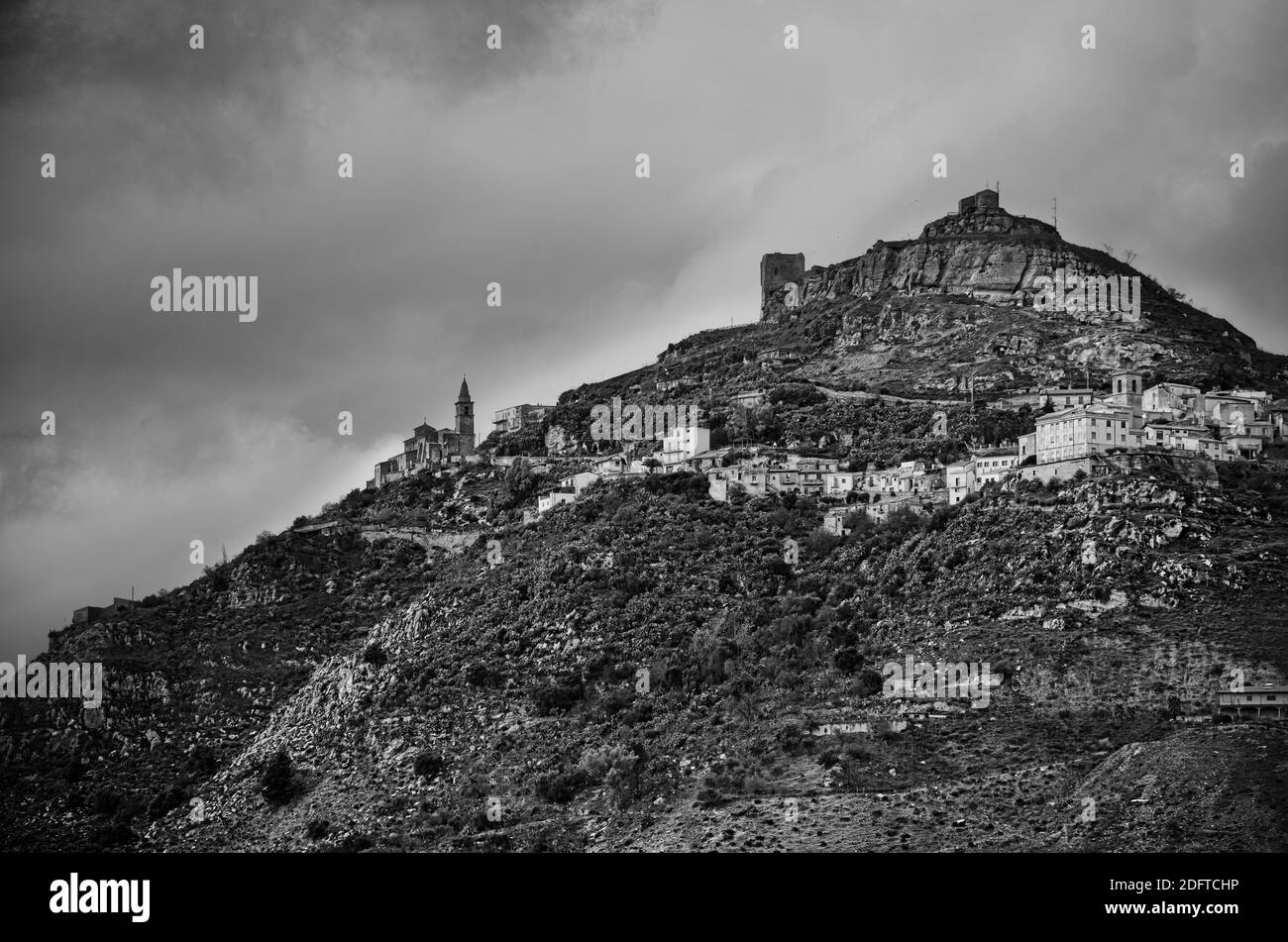 Paesaggio in bianco e nero di montagna di picco Teja (castello Agira città) In un viaggio in Sicilia tra cultura e natura Foto Stock