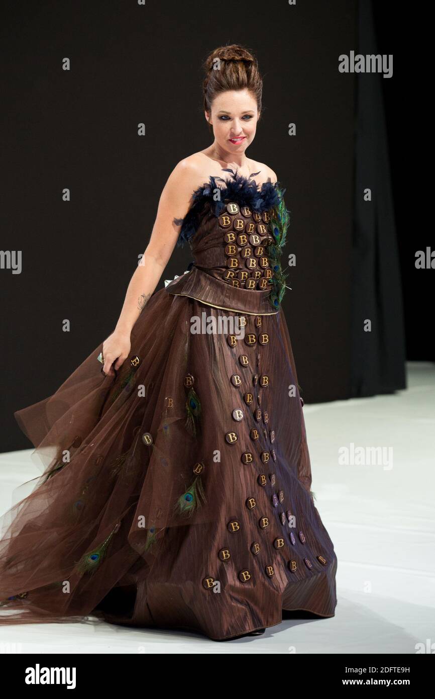 Natasha St-Pier defile dans une robe par Angelique Godey et chocolatee par Stephane Bonnat mise en beaute par Franck Provost et Make Up SLA PARIS lors du Salon du Chocolat 2018 a Paris, France le 31 ottobre 2018. Foto di Nasser Berzane/ABACAPRESS.COM Foto Stock