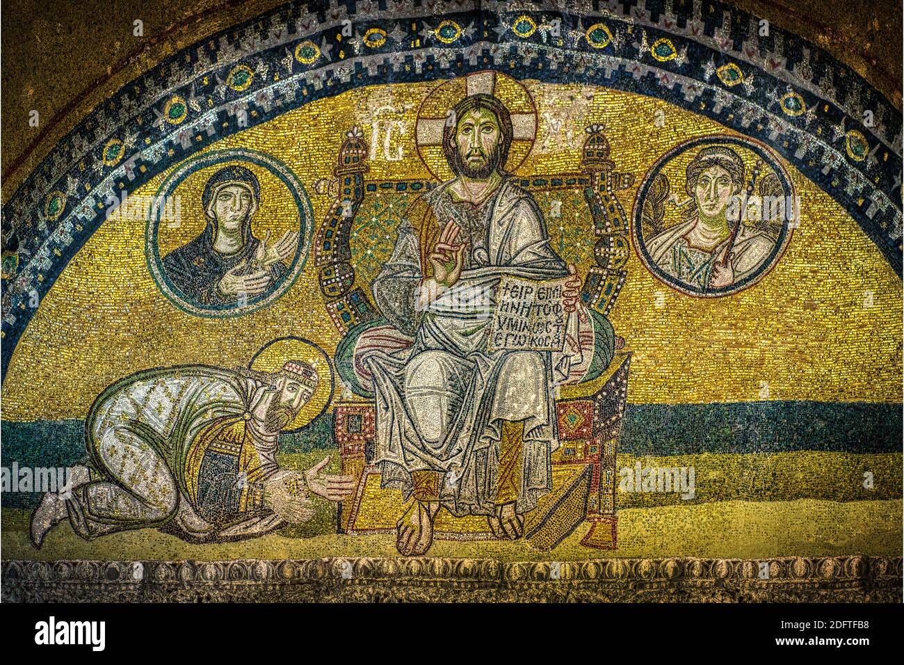 Mosaico dell'imperatore Leone VI inginocchiato davanti a Cristo pantocratore alla porta dell'imperatore a Hagia Sophia, Istanbul, 9 ottobre 2013 Foto Stock