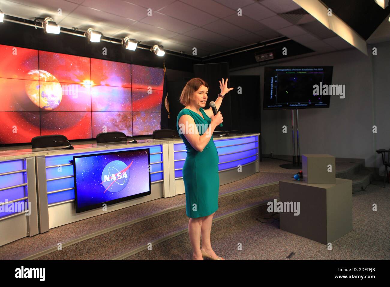 Lo staff del NASA Exoplanet Science Institute, scienziato Jessie Christiansen, parla durante il briefing della missione pre-lancio per il lancio del satellite di Exoplanet Survey (TESS) della NASA presso il Kennedy Space Center Press Site Auditorium il 15 aprile 2018 a Cape Canaveral, Florida. Foto Stock