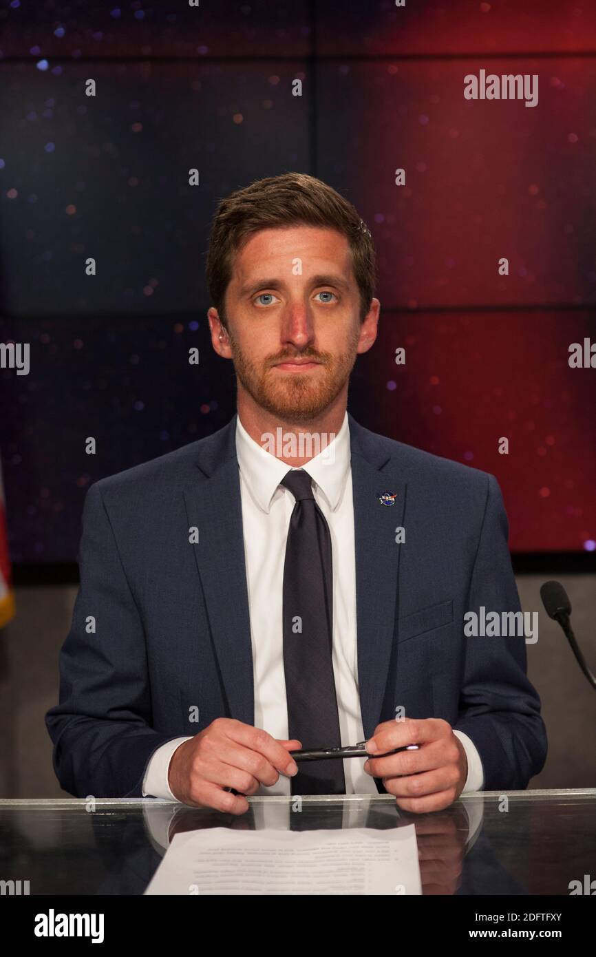 Il commentatore del lancio della NASA Josh Finch parla durante il briefing della missione di pre-lancio per il lancio del satellite Exoplanet Survey satellite (TESS) di transizione della NASA presso il Kennedy Space Center Press Site Auditorium il 15 aprile 2018 a Cape Canaveral, Florida. Foto Stock
