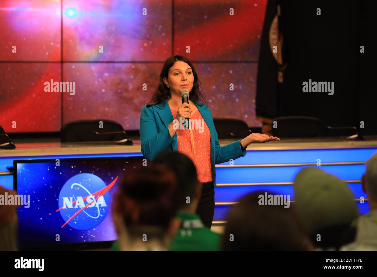 La scienziata Elisa Quintana del Centro di volo spaziale Goddard della NASA parla durante il briefing della missione pre-lancio per il lancio del satellite di Exoplanet Survey (TESS) della NASA presso l'Auditorium del sito stampa del Kennedy Space Center 15 aprile 2018 a Cape Canaveral, Florida. Foto Stock