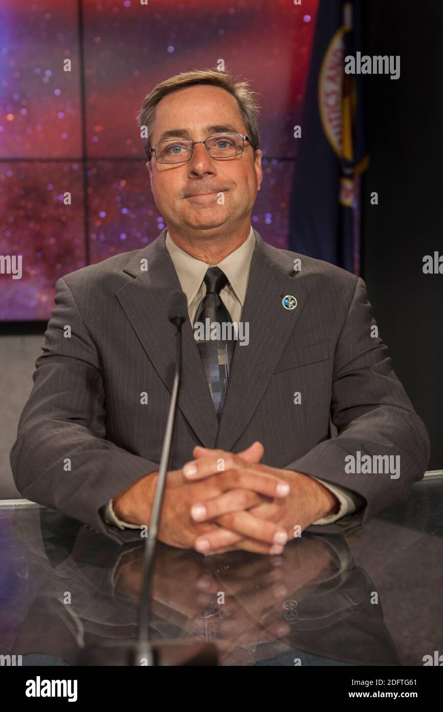 Mike McAleenan, responsabile meteo dell'aeronautica degli Stati Uniti, parla durante il briefing sulla missione di pre-lancio per il lancio del satellite Exoplanet Survey (TESS) di transizione della NASA presso il Kennedy Space Center Press Site Auditorium 15 aprile 2018 a Cape Canaveral, Florida. Foto Stock