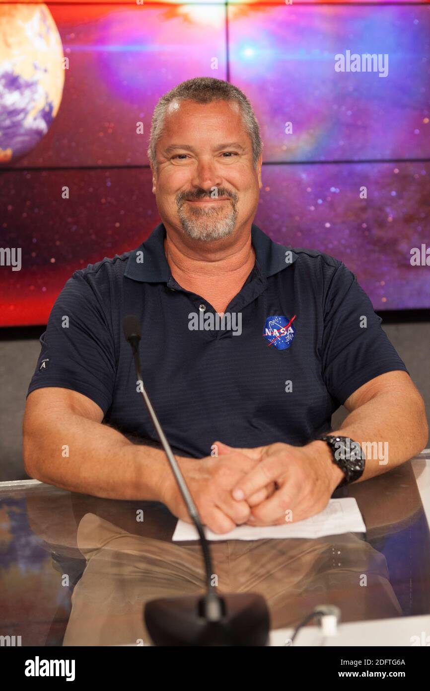 Omar Baez, direttore del lancio del programma NASA Launch Services, parla durante il briefing della missione pre-lancio per il lancio della NASA Transitioning Exoplanet Survey satellite (TESS) presso il Kennedy Space Center Press Site Auditorium 15 aprile 2018 a Cape Canaveral, Florida. Foto Stock