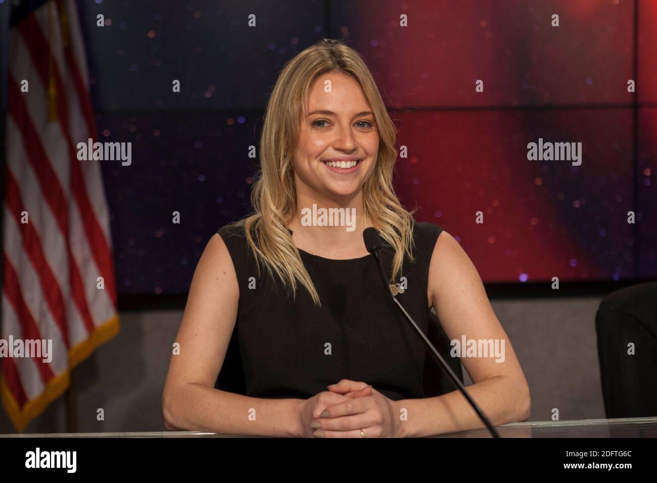 Claire Saravia, specialista degli affari pubblici della NASA, parla durante il briefing della missione pre-lancio per il lancio del satellite Exoplanet Survey (TESS) della NASA al Kennedy Space Center Press Site Auditorium 15 aprile 2018 a Cape Canaveral, Florida. Foto Stock