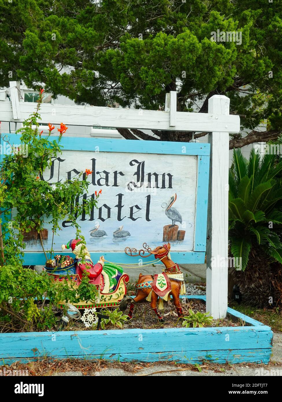 Cedar Inn Motel segno con Santa decorazione di Natale, Cedar Key, Florida, Stati Uniti. Foto Stock