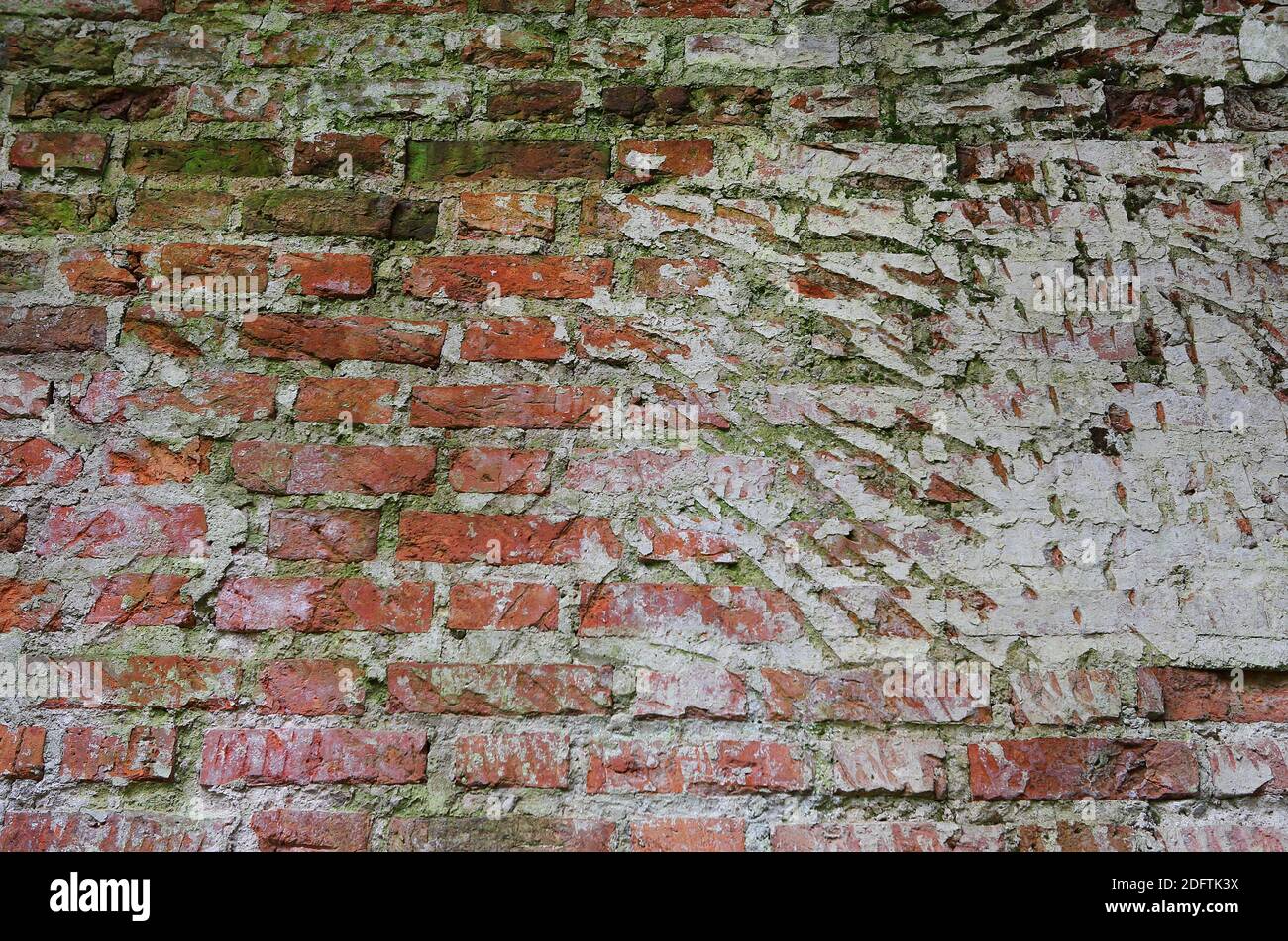 vintage cracked muro di mattoni sporchi con peeling gesso preparato per il restauro, la struttura, lo sfondo Foto Stock
