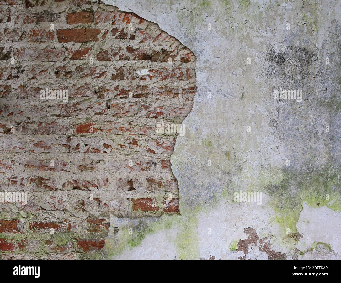 vintage cracked muro di mattoni sporchi con peeling gesso, texture, sfondo con spazio per il testo Foto Stock