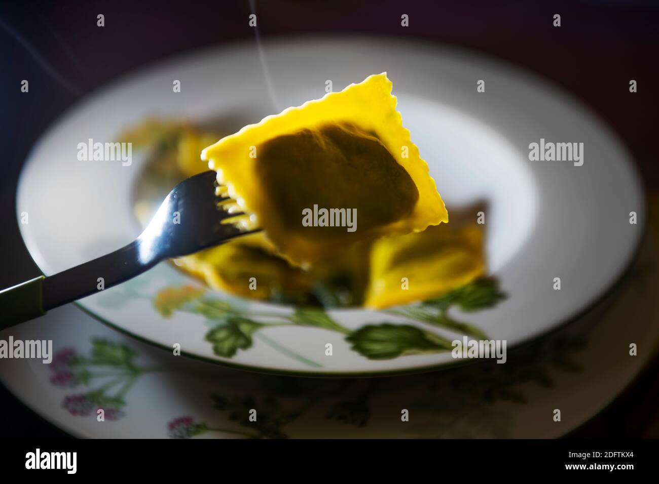 Ravioli fatti in casa in condizioni di scarsa illuminazione Foto Stock