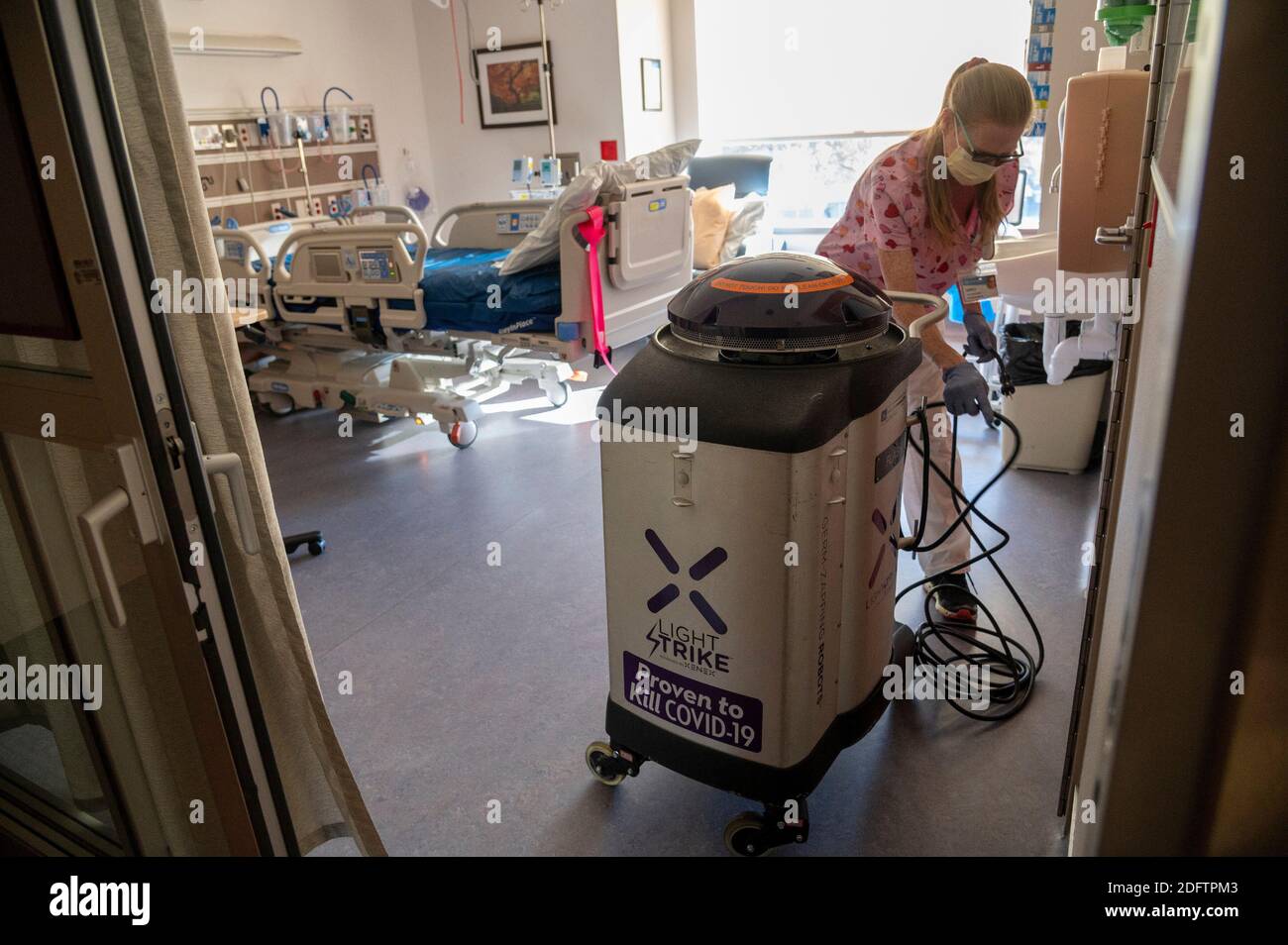 Placerville, California, Stati Uniti. 2 dicembre 2020. La governante Darci Freeman si prepara a collegare un robot chiamato ''˜Flash, ' all'interno di una sala di terapia intensiva per i pazienti COVID presso l'ospedale del Marshall Medical Center a Placerville, CA mercoledì 2 dicembre 2020. La luce UV pulsante viene posta nella stanza chiusa dell'ospedale per uccidere i germi. Credit: Renée C. Byer/ZUMA Wire/Alamy Live News Foto Stock