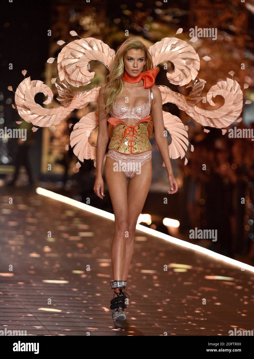 Stella Maxwell cammina sulla pista durante il Victoria's Secret Fashion Show 2018 al Pier 94 l'8 novembre 2018 a New York City. Foto di Lionel Hahn/ABACAPRESS.COM Foto Stock