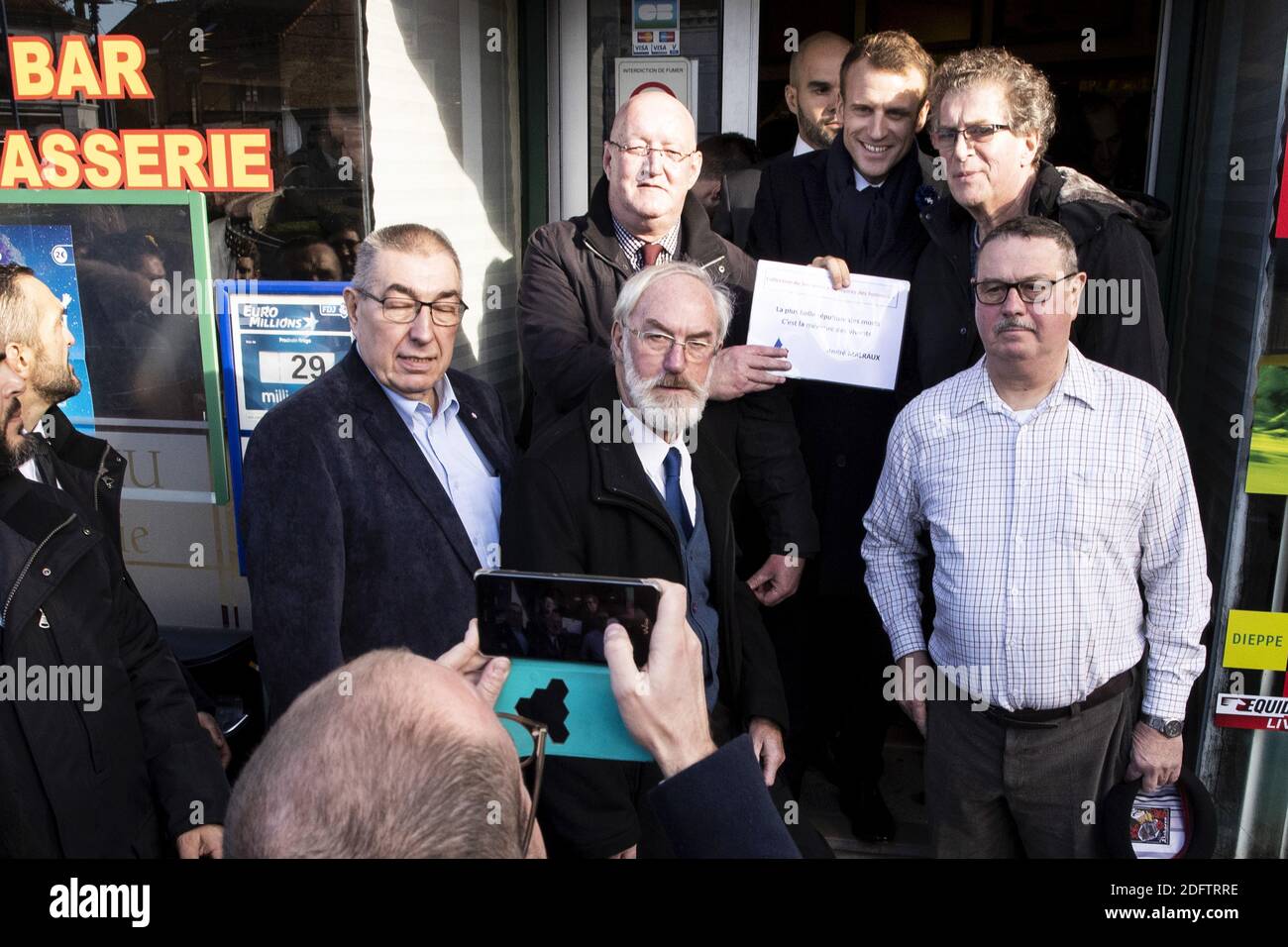 Il presidente francese Emmanuel Macron (back C) si pone per fotografie con la gente del posto in un bar dove ha promesso di tornare durante la campagna presidenziale, vicino a Lens, Francia, 09 novembre 2018. Macron è attualmente in fase di tour di sei giorni per visitare i monumenti più rappresentativi della prima guerra mondiale prima delle commemorazioni del 100° anniversario dell'armistizio del 11 novembre 1918. Foto di Etienne Laurent/pool/ABACAPRESS.COM Foto Stock