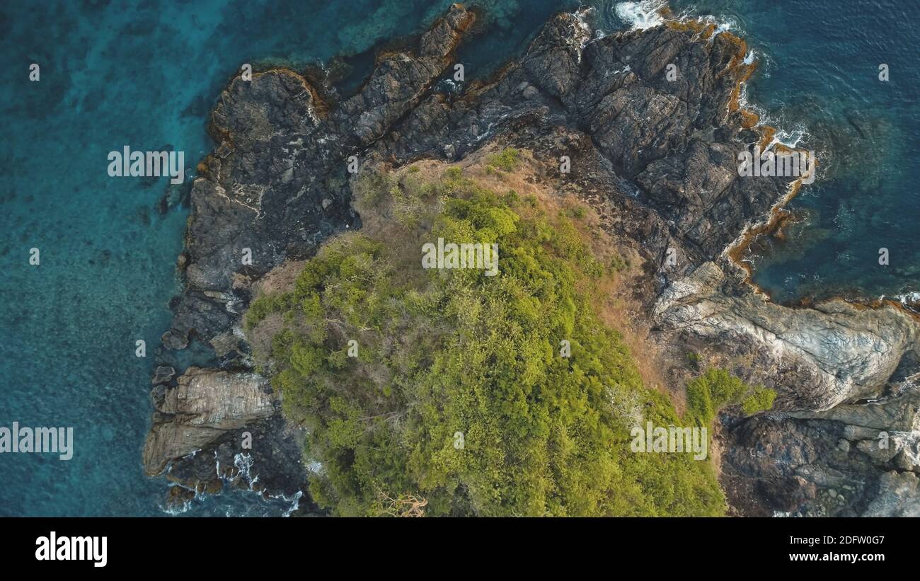 Top closeup a isola verde a mare baia aerea. Nessuno paesaggio naturale dell'isolotto di El Nido, Filippine, Asia, arcipelago di Visayas. Alberi esotici tropicali sulla cima dell'isola di roccia. Piante verdi sulla scogliera Foto Stock
