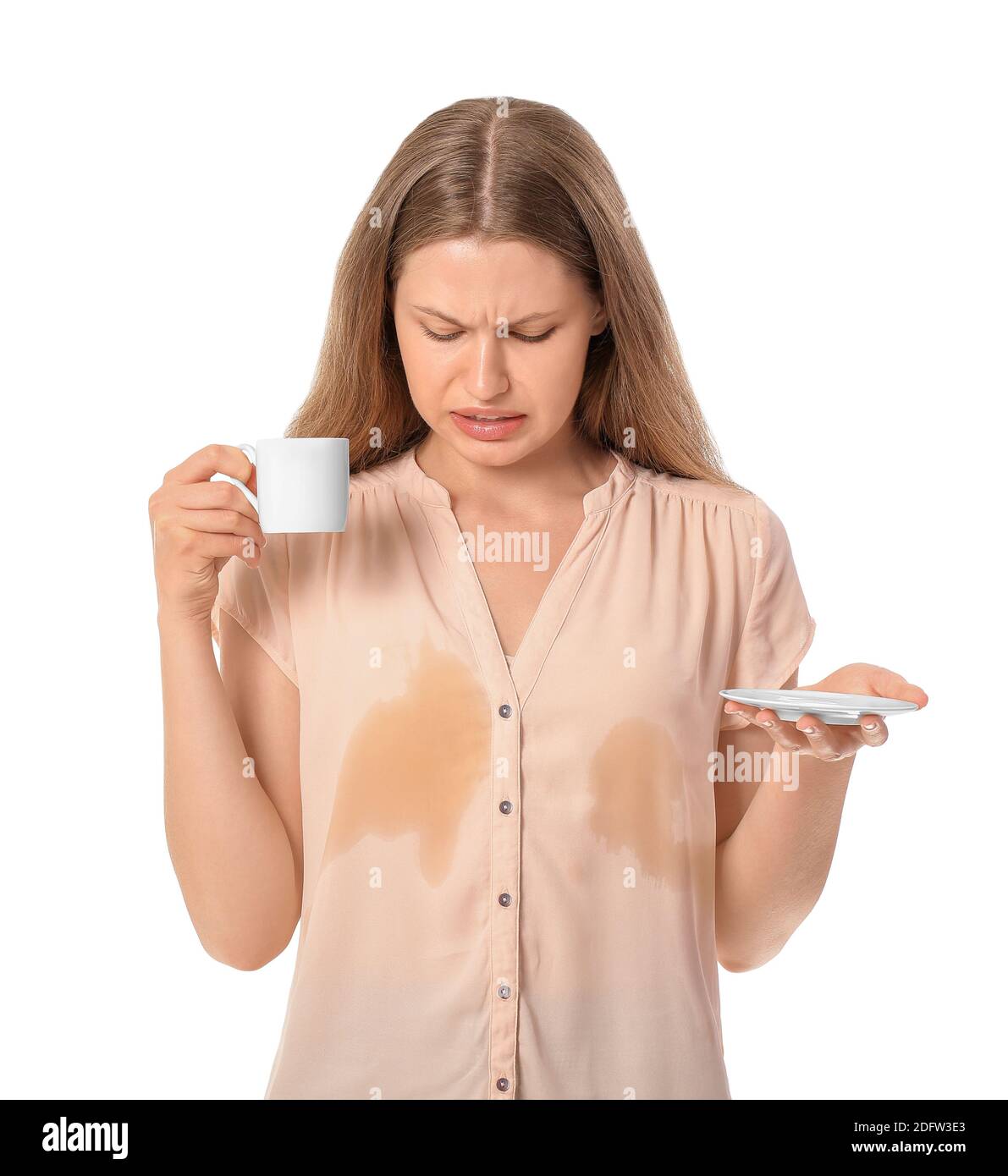 Giovane donna stressata con macchie di caffè sulla camicia sfondo bianco Foto Stock