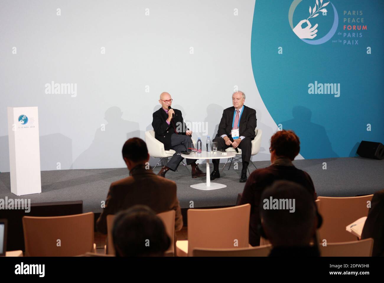 Pascal Lamy, Hubert Vedrine durante il Forum della Pace di Parigi, un evento che fa parte delle cerimonie di commemorazione per celebrare il centenario dell'Armistizio del 1918, presso la Sala Congressi Villette a Parigi, Francia, il 12 novembre 2018. Il Forum per la pace di Parigi mira a riunire tutti gli attori della governance globale per rafforzare il multilateralismo e la cooperazione internazionale. Foto di Francois Loock/ABACAPRESS.COM Foto Stock